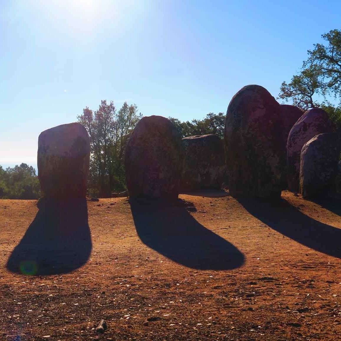 Schlagschatten im Stein-Heiligtum von Almendres