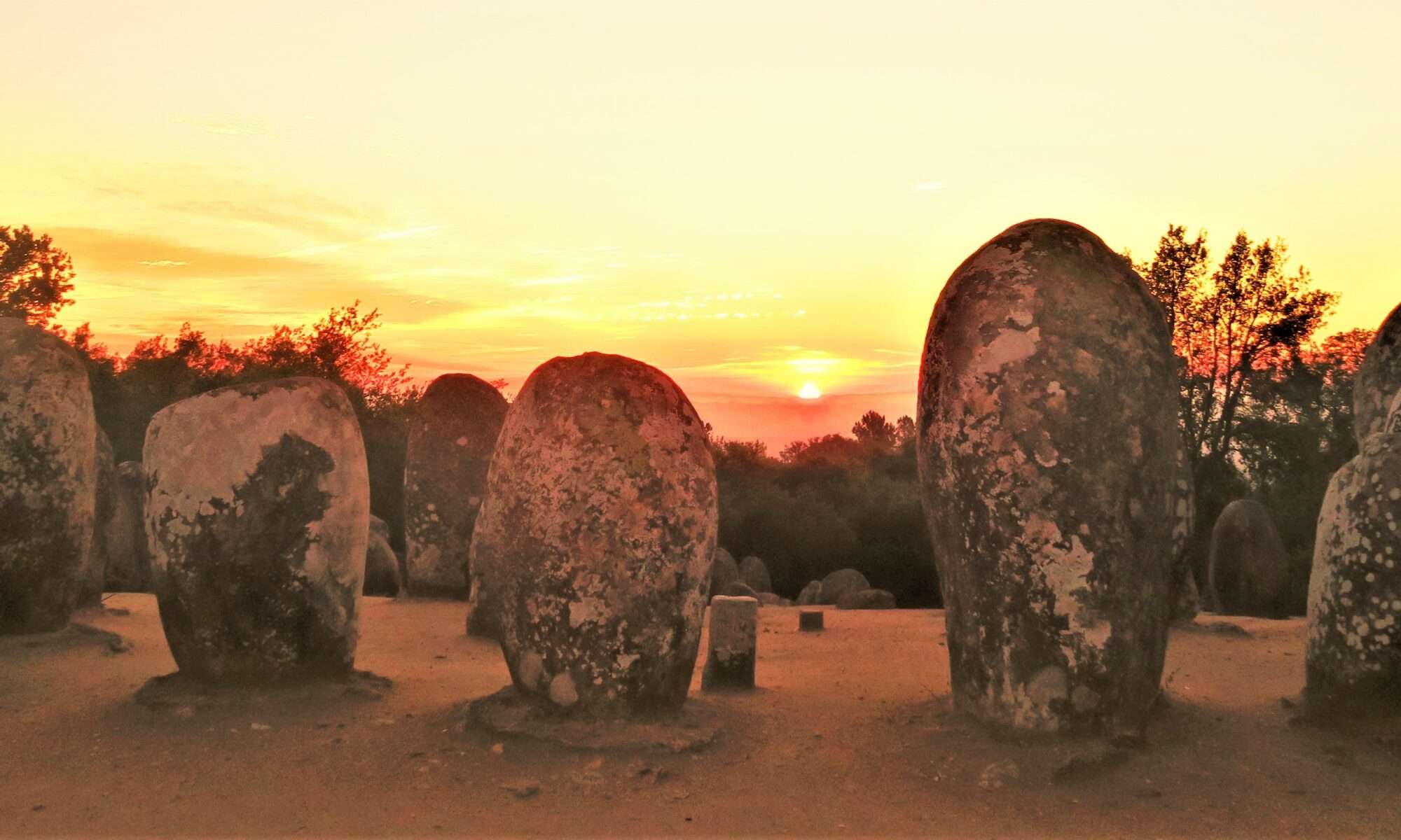 Sonnenaufgang im Stein-Heiligtum von Almendres