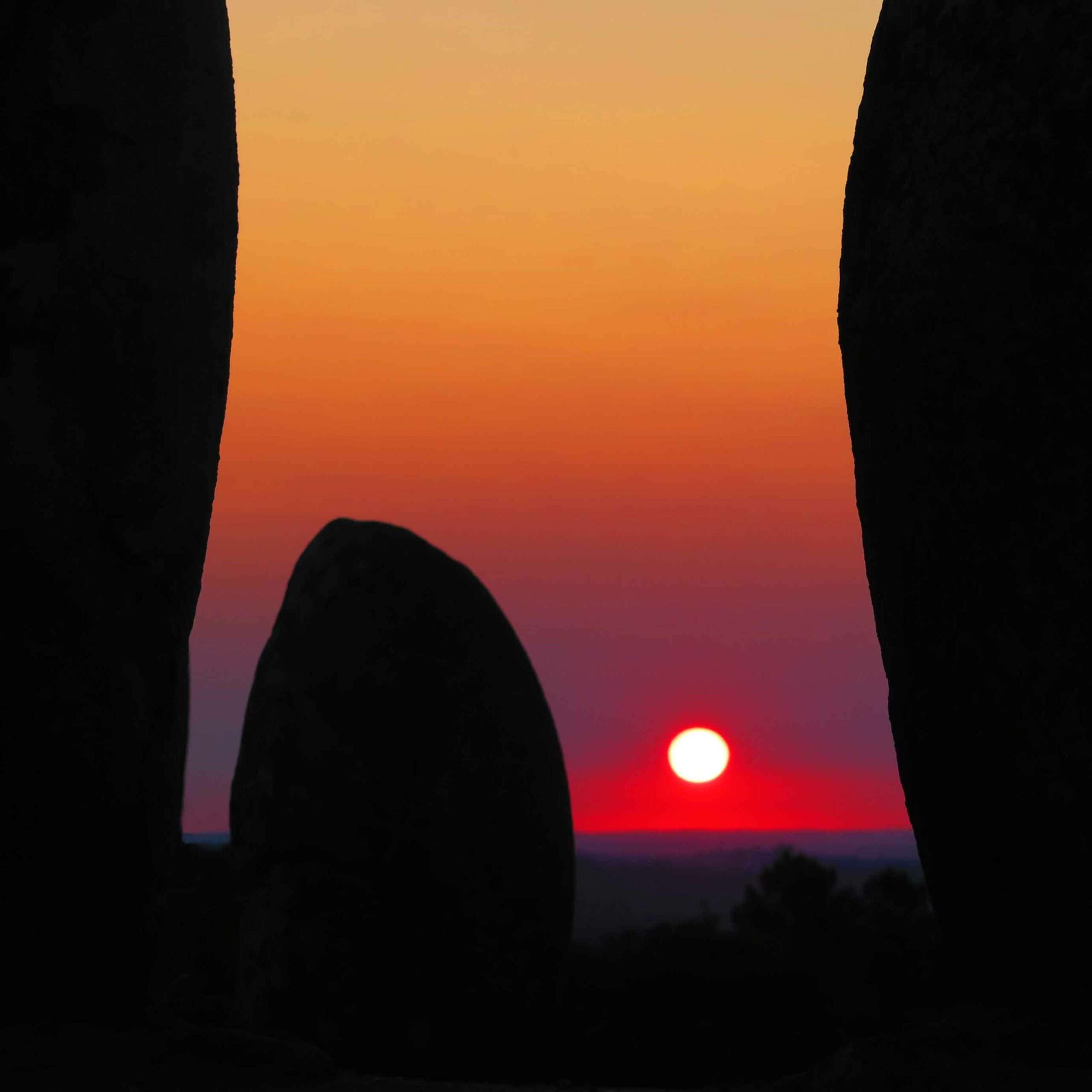 Sonnenaufgang im Stein-Heiligtum von Almendres