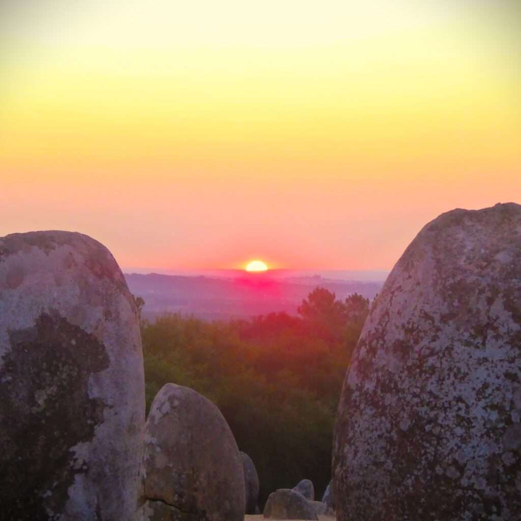 Sonnenaufgang im Stein-Heiligtum von Almendres